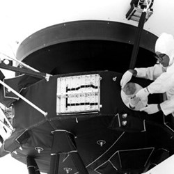 Technicians install the archives into Voyager-1 in 1977 