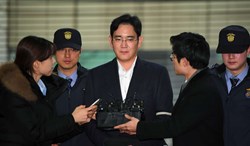 Samsung boss on trial in bribery scandal 